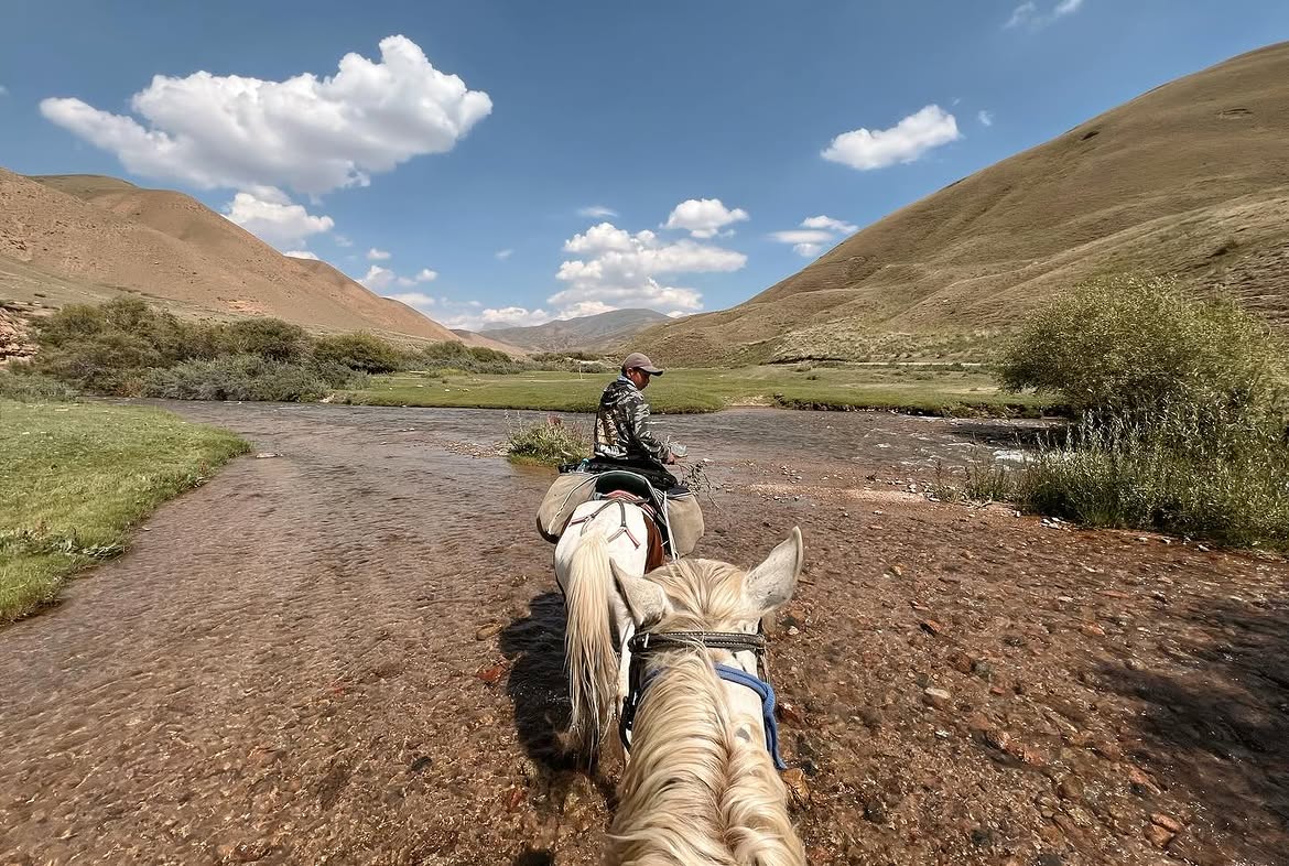 Crossing the Bazar-Turuk river on horseback